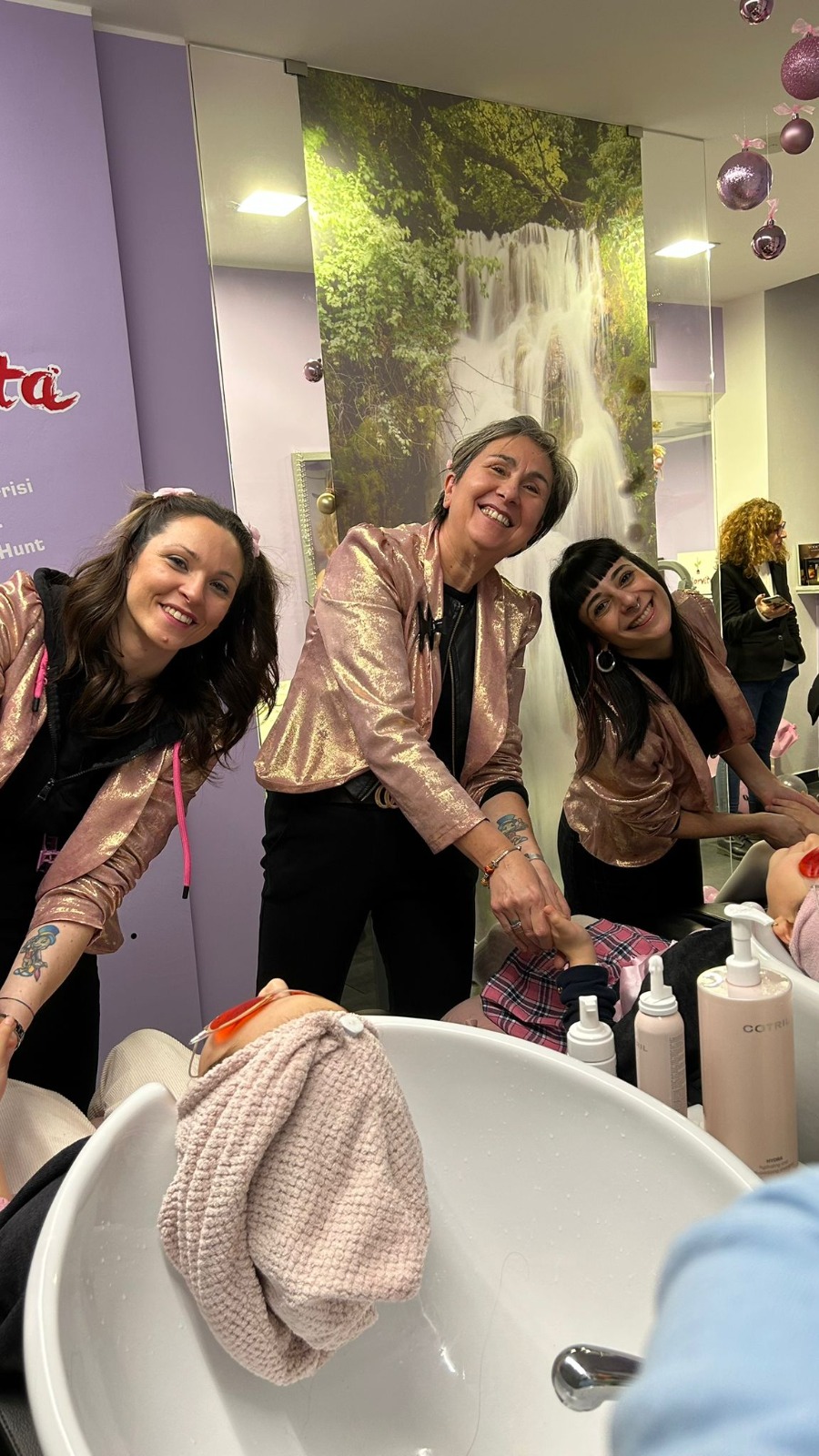 Lara, titolare di Colorvita, al lavoro in salone